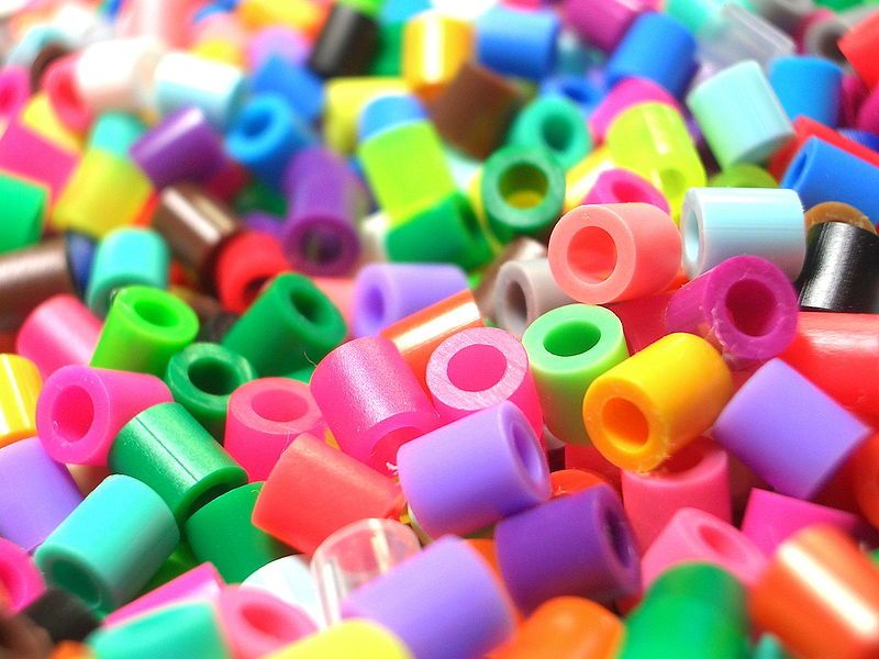 File:Plastic beads1.jpg