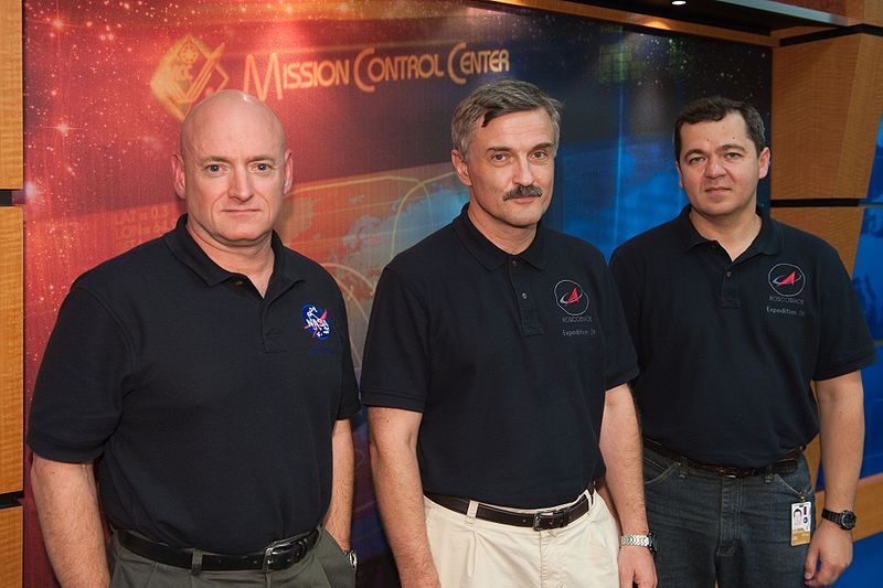 File:Soyuz TMA-01M crew.jpg