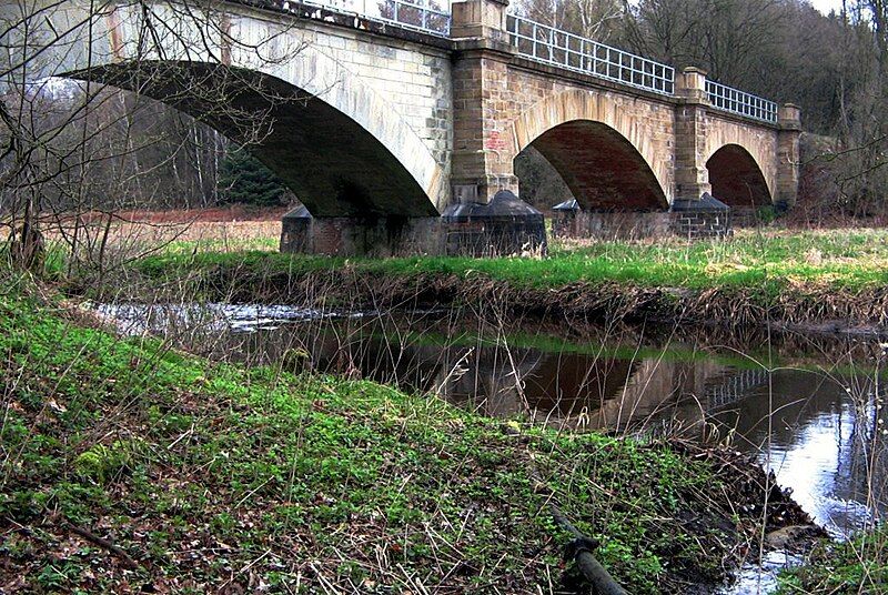 File:Bahnbruecke Boehme 10-04-15.jpg