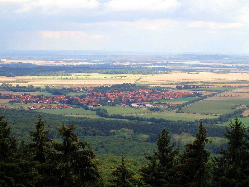 File:Blick auf Stapelburg.jpg