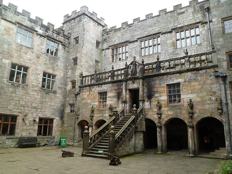 File:Chillingham Castle courtyard.jpg