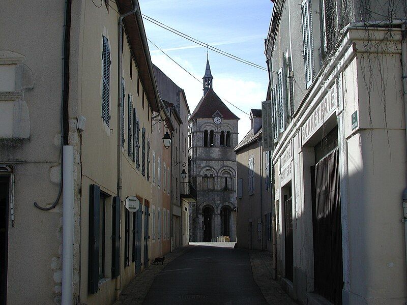 File:Clocher Saint-Léger d'Ébreuil.jpg