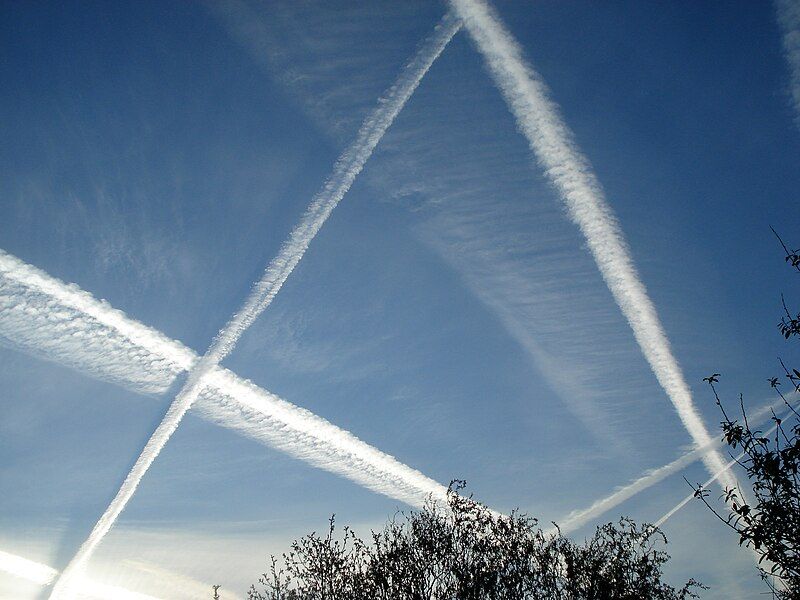 File:Contrails in Haarlemmermeer.jpg