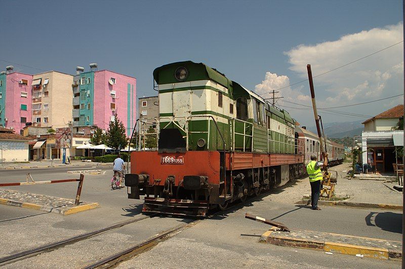 File:Elbasan, vlak II.jpg