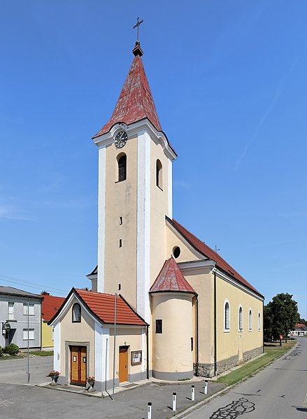 File:Engelhartstetten - Kirche.JPG