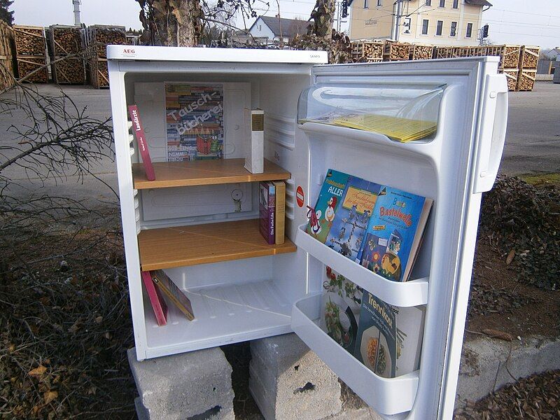 File:Hausleitner Büchertauschkasten klein.jpg