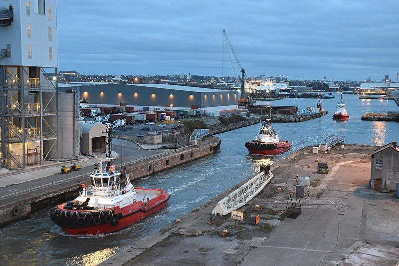 File:Liverpool docks 2018.jpg