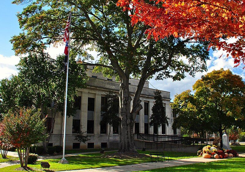 File:McNairy Courthouse.JPG