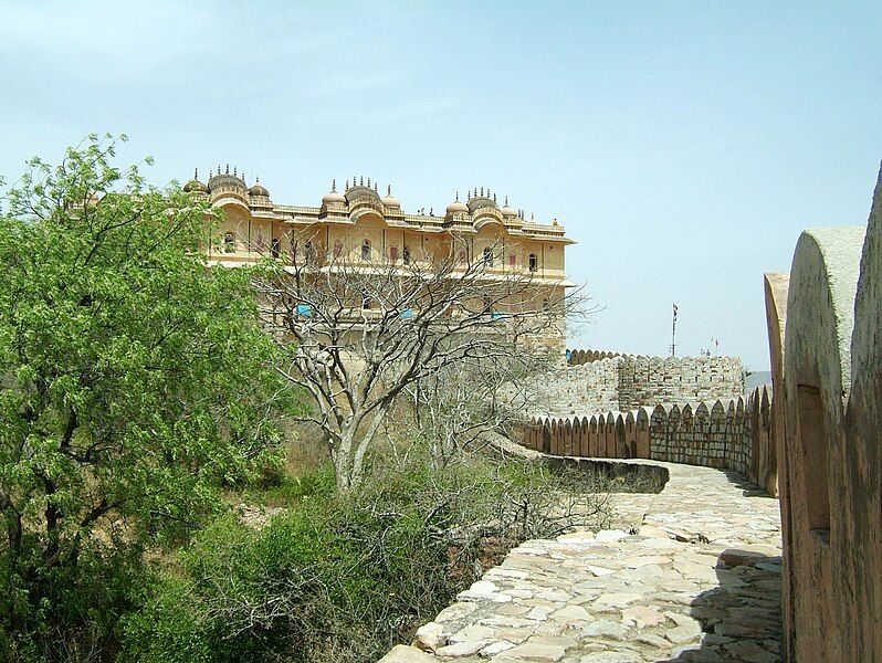 File:Rajasthan-Jaipur-Nahargarh-Fort-compound-Apr-2004-05.JPG