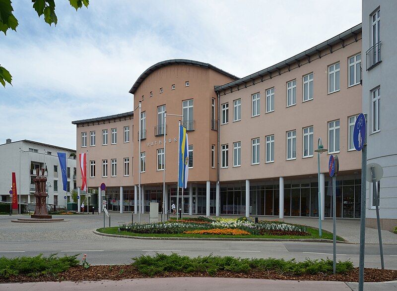 File:Rathaus Schwechat 01.jpg