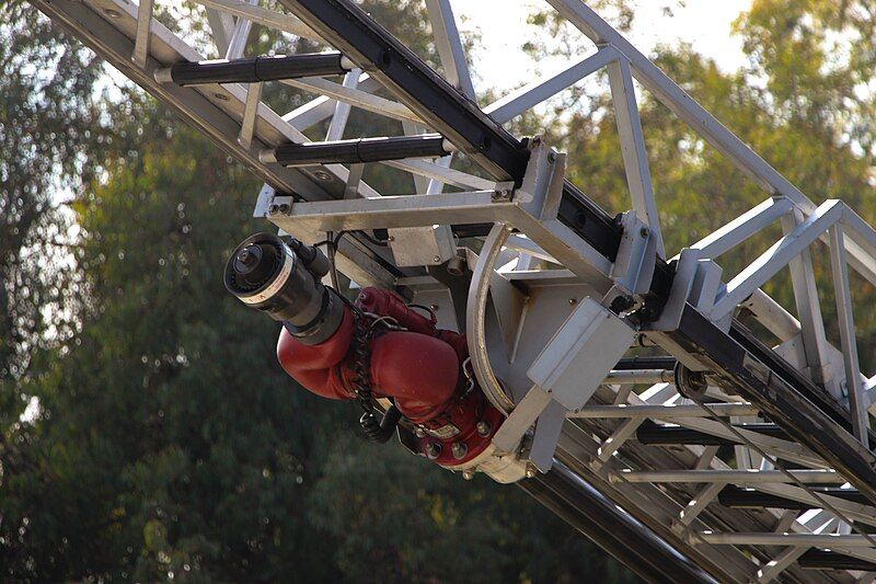 File:SantaBarbaraCountyFireTruck11Ladder.jpg