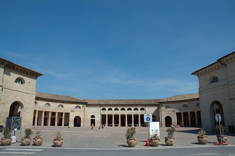 File:Senigallia-foro annonario03.jpg