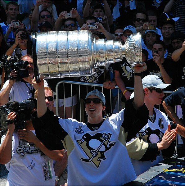 File:StanleyCup2009Parade-FleuryHolding.jpg