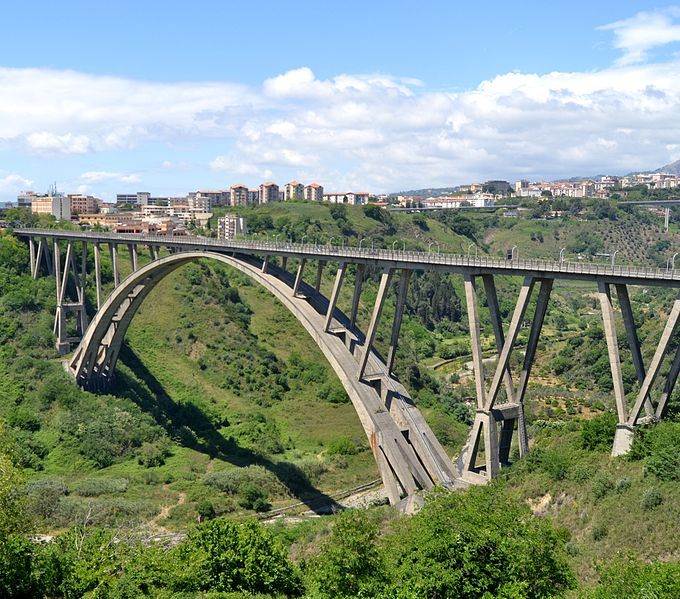 File:Viadotto Bisantis, Catanzaro.jpg