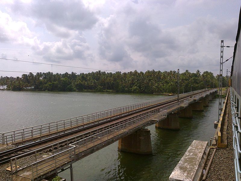 File:Ashtamudi Lake 3.jpg