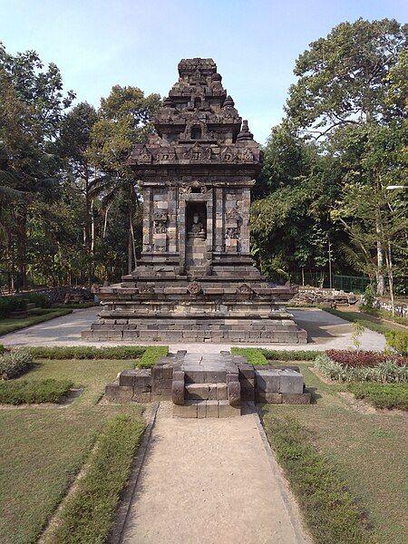 File:Candi Merak-candi-utama.jpg