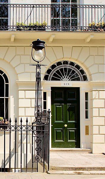 File:Entrance-Fitzroy-Square-6.jpg