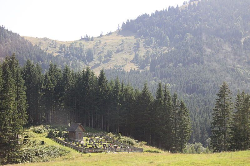 File:Friedhof Lahnsattel 01.jpg