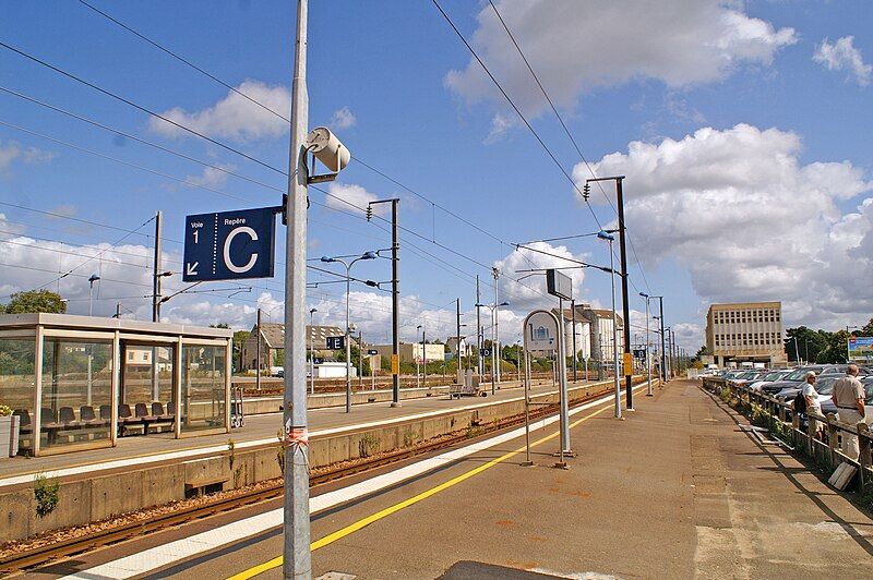 File:Gare-Vannes-interieur-direction-Redon.JPG