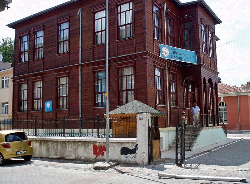 File:HistoricSchoolBuildingEdirne.JPG