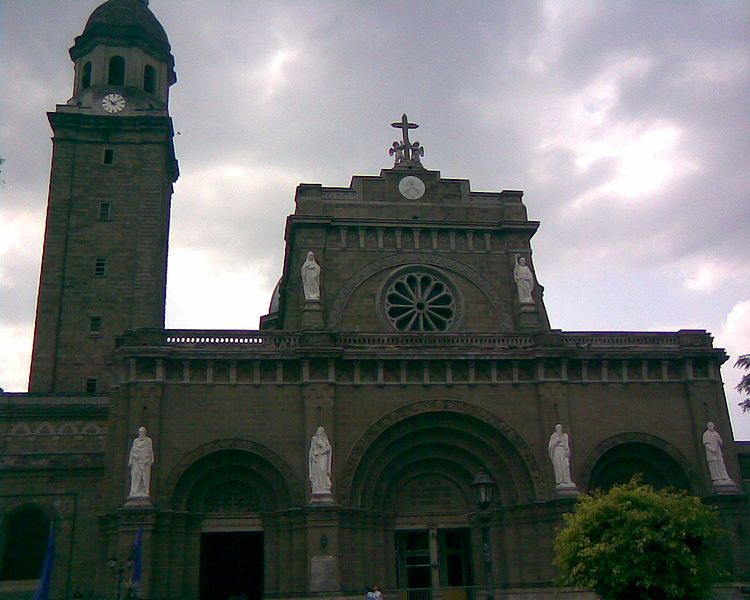 File:Manila Cathedral Front.jpg