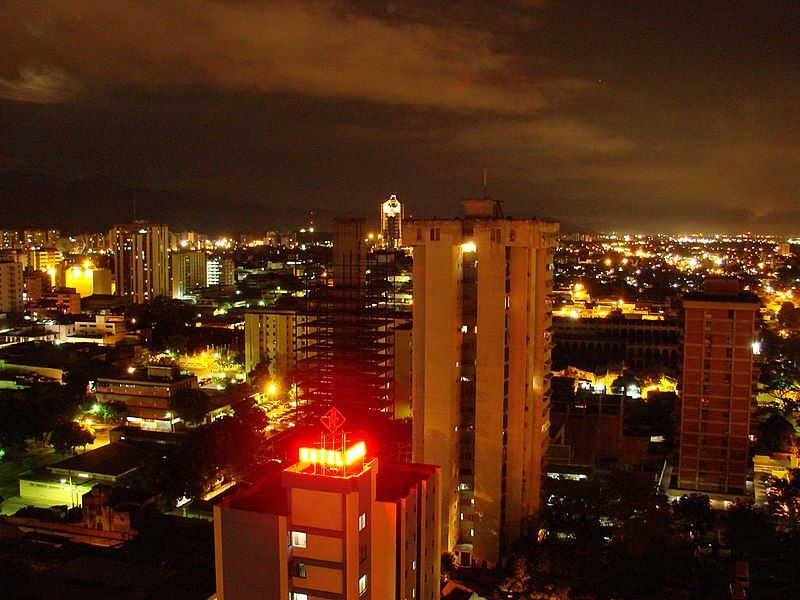 File:Maracay Nocturna.jpg