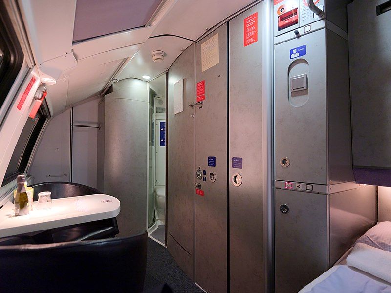 File:Nightjet deluxe compartment.jpg