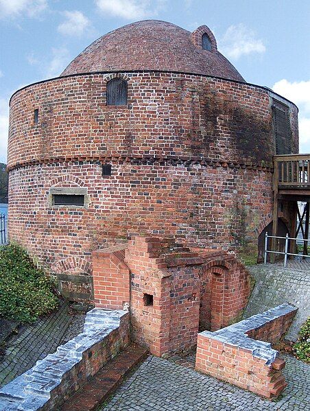 File:Pulverturm Oldenburg.jpg