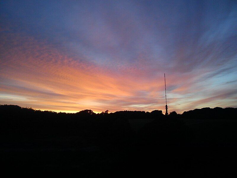 File:Søsterhøj ved solnedgang.JPG