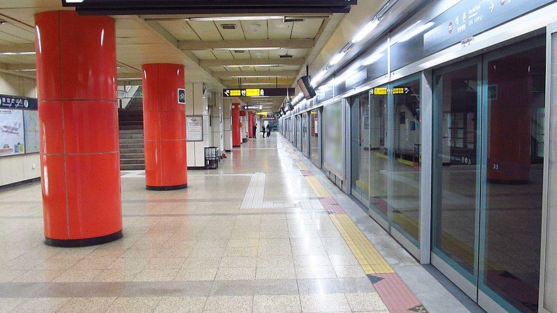 File:Seoul-metro-815-Seokchon-station-platform-20181125-115304.jpg