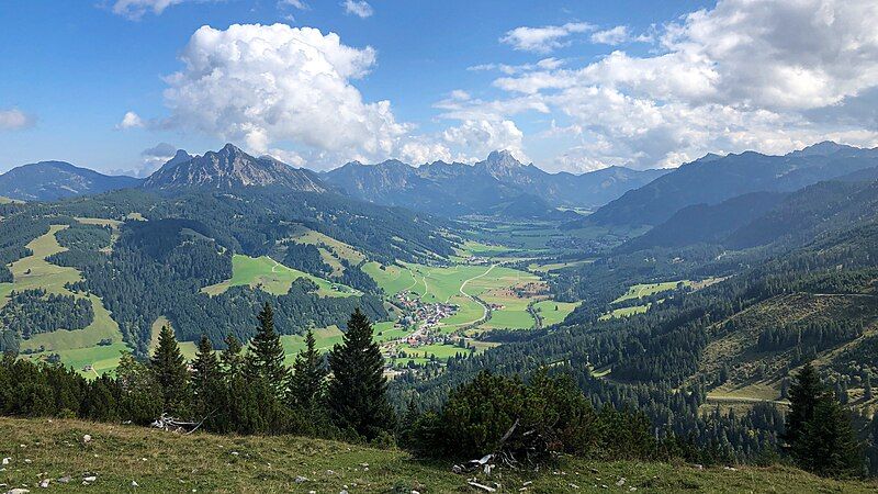 File:Tannheimer-Tal Blick-vom-Wannenjoch-auf-Zöblen.jpg