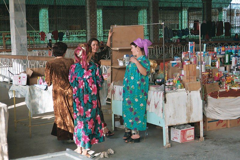 File:Termez, stallholders.JPG