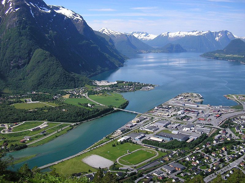 File:Aandalsnes fra kjerringplassen.jpg