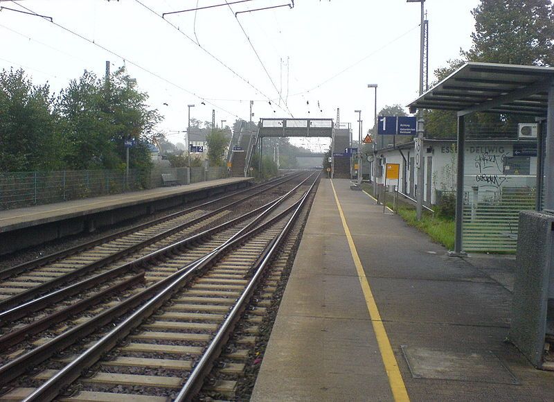 File:BF Essen-Dellwig Bahnsteig.jpg