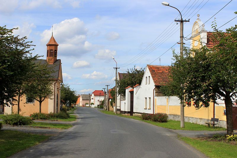 File:Hlohovčice, main street.jpg