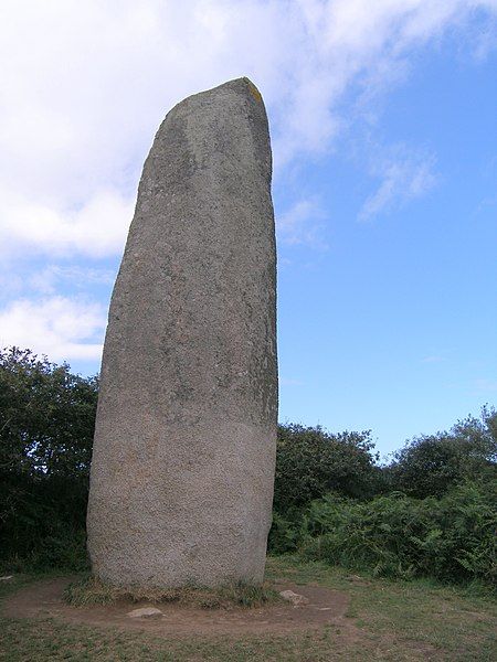 File:Kerloas menhir.JPG