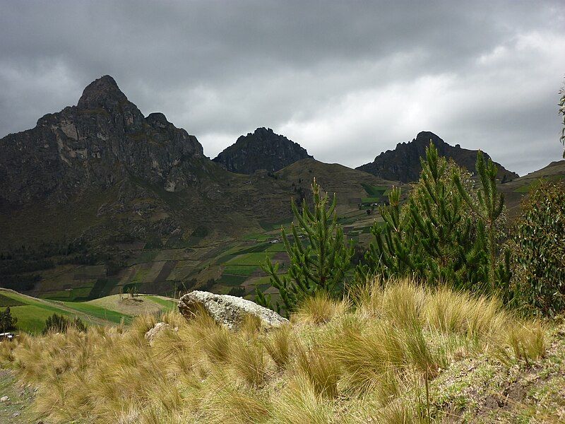 File:MONTAÑAS DE ZUMBAHUA.JPG