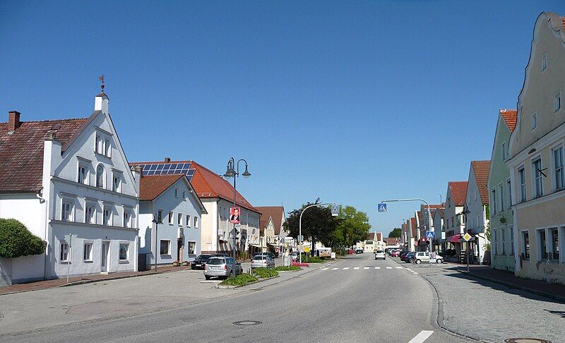 File:Marktplatz Pilsting.JPG