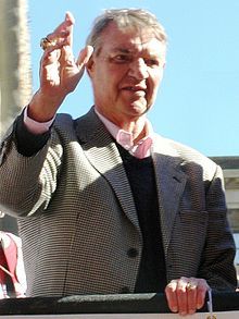 Photograph of Harry Kalas waving