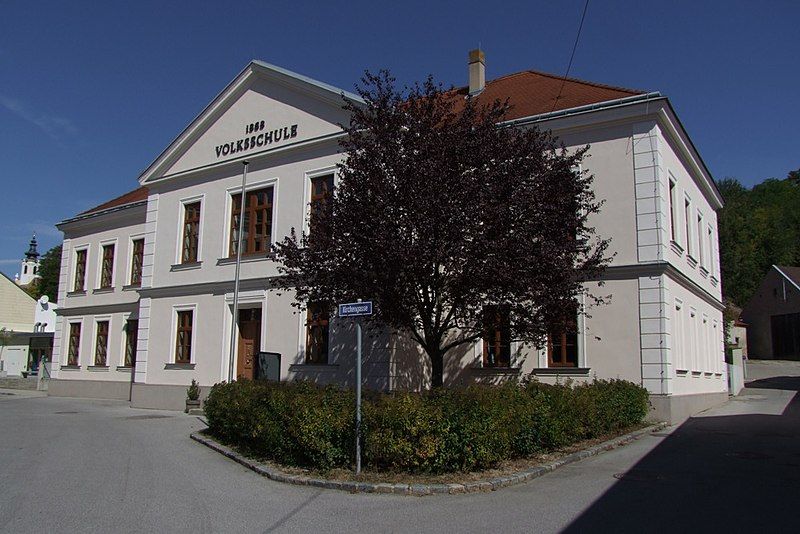 File:Pirawarth Volksschule.jpg