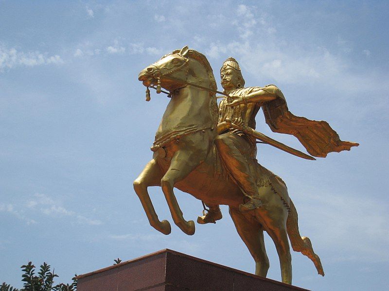 File:Rajaraja Statue.jpg