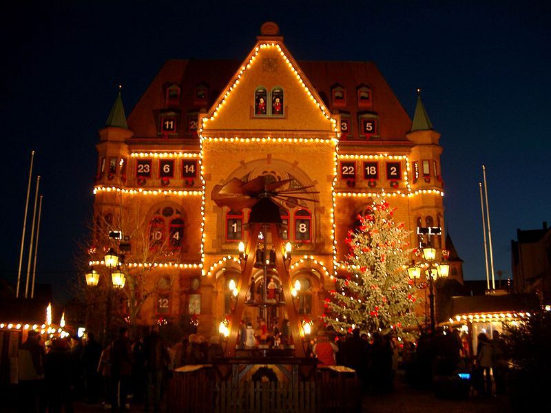 File:Rathaus Hünfeld Adventskalender.JPG