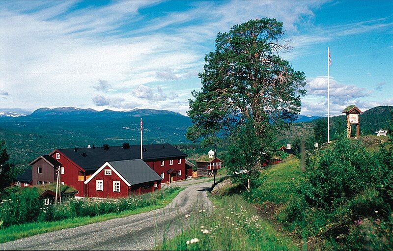 File:Ruten Fjellstue sommer.jpg