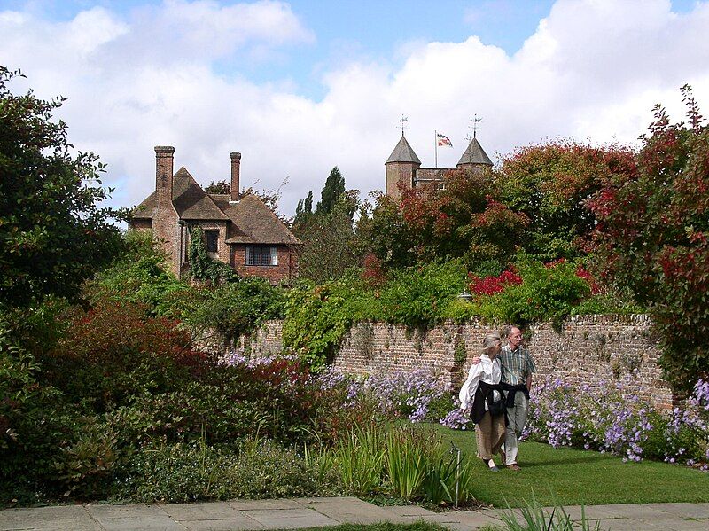 File:Sissinghurst castle.JPG