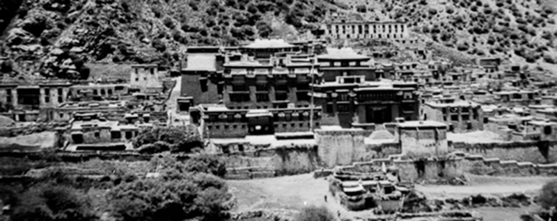 File:Tsurphu Monastery c1950.png