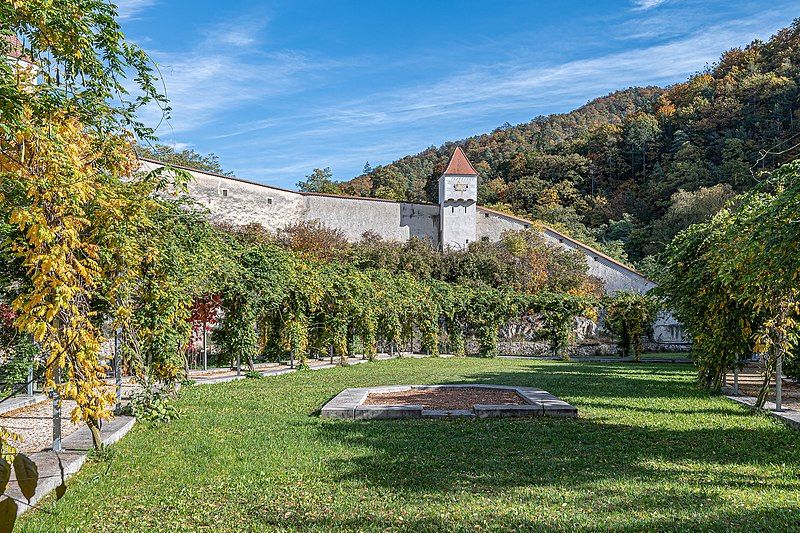 File:Aggsbach Kartause Meditationsgarten-3477.jpg