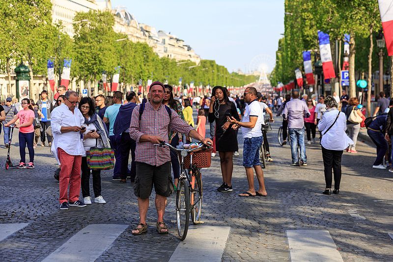 File:Champs-Elysées 8mai16 (9068).jpg