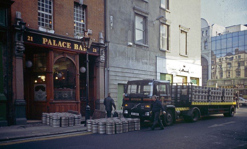 File:Dublin-53-Palace Bar-Bieranlieferung-1993-gje.jpg