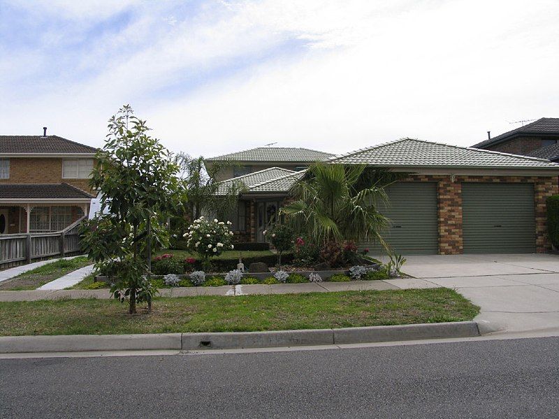 File:Kath-and-kim-townhouse-fountain-lakes-melbourne.JPG