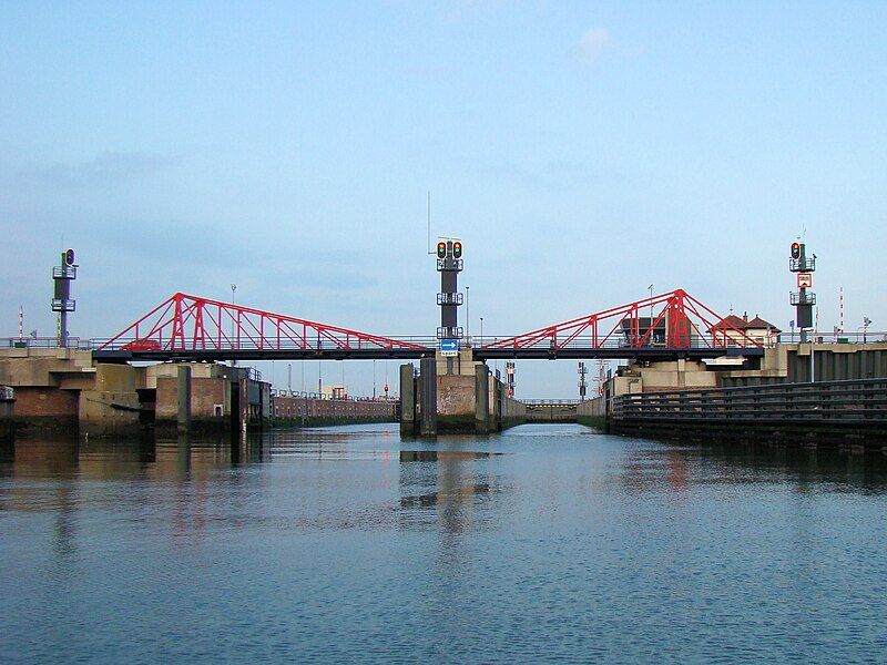 File:Kleine sluis IJmuiden.jpg